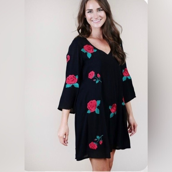 Altar’d State black and red roses floral vneck shift dress size small - Picture 4 of 10